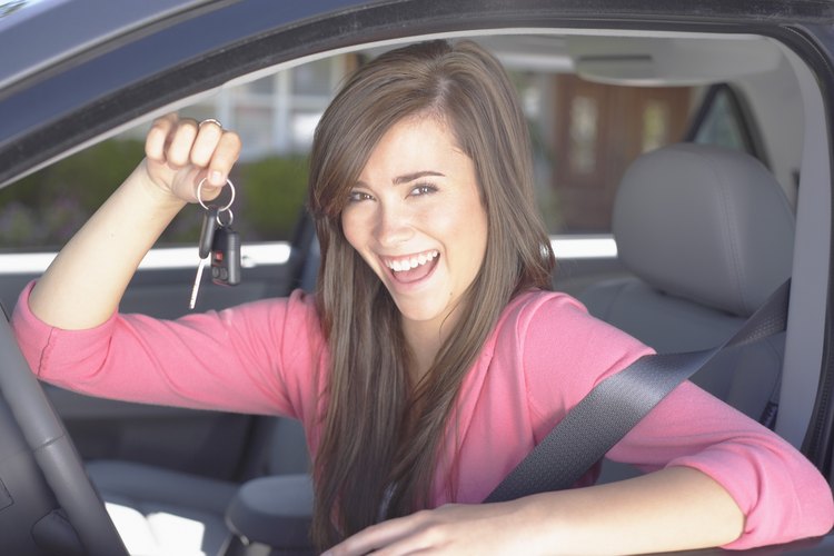 Añadir a tu adolescente a la póliza de seguro del auto, por lo general aumenta tu deducible.