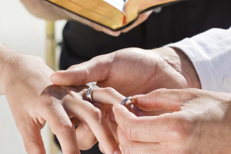 Versículos en el Antiguo y Nuevo Testamento discuten el matrimonio entre un hombre y una mujer.