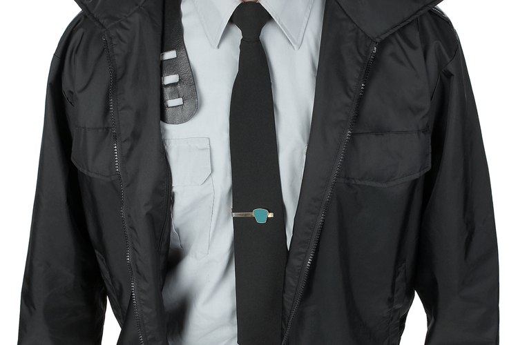 Camisa, corbata y chaqueta, elementos habituales en la vestimenta de un guardia de seguridad.
