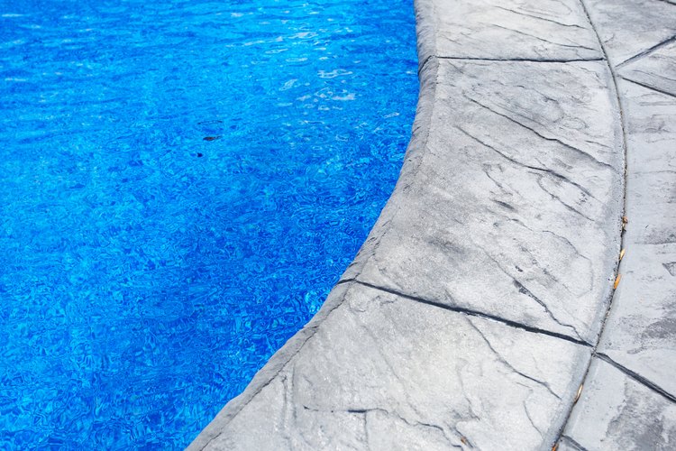 El equilibrio del pH de una piscina siempre se ve afectado si se agrega cloro.