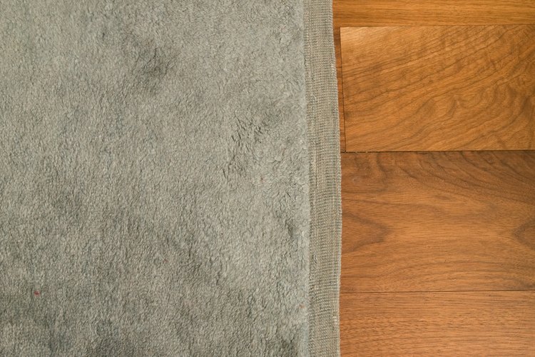 Con la invención del telar «Jacquard» en Francia, en 1801, se hizo posible tejer alfombras de 5 colores para ser usados a lo largo de toda la alfombra.