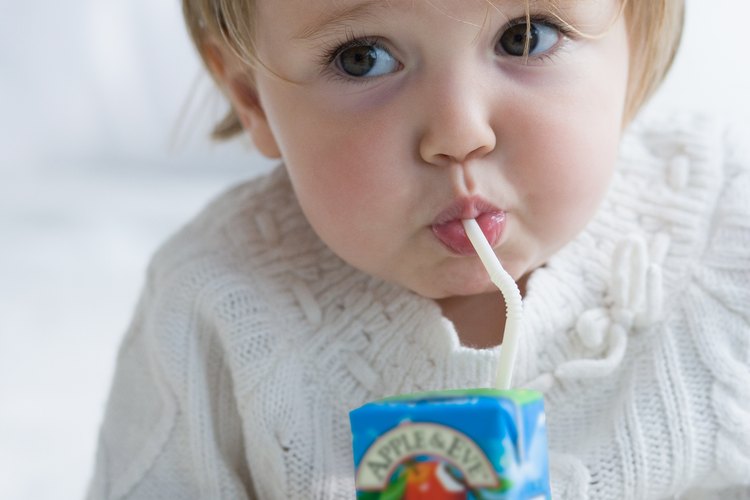 Los niños con frecuencia atraviesan una fase de jugar con la comida.