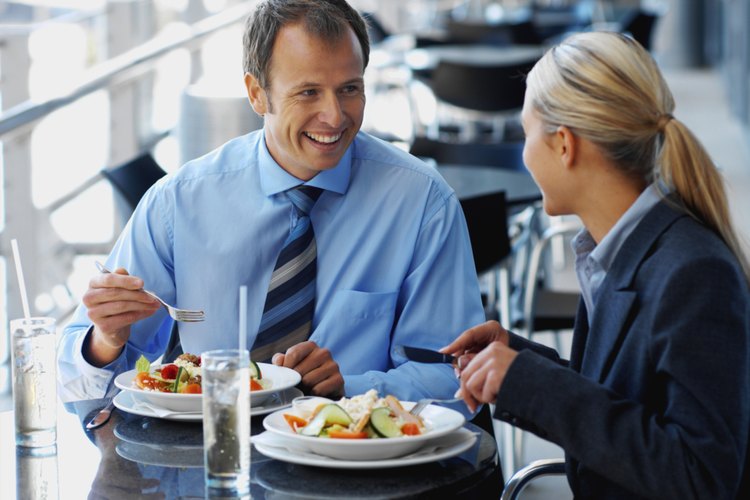 Según las leyes federales, la hora del almuerzo no se paga como hora de trabajo.