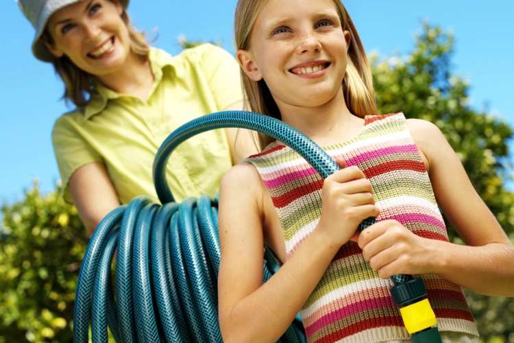 Muéstrale a tu hijo cómo encargarse de las tareas de riego del jardín.