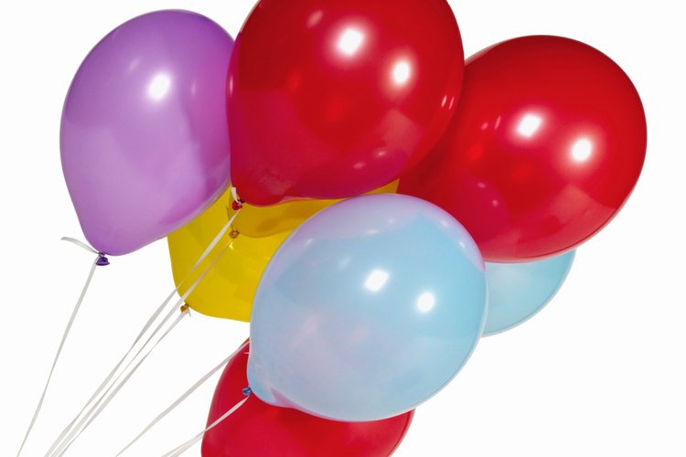Ata un arreglo de globos a la silla principal.