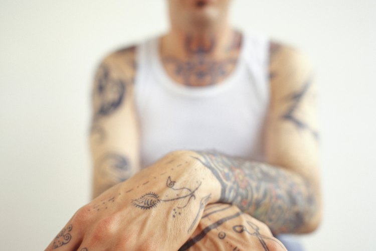 Los tatuajes deben realizarse con garantías sanitarias.