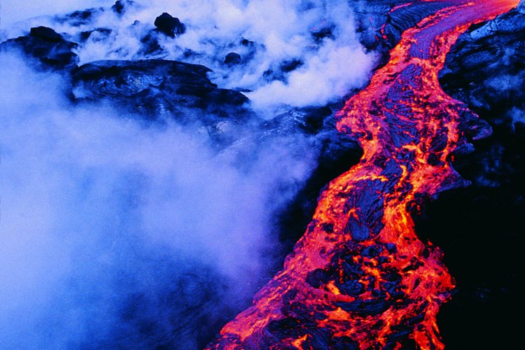 La belleza de un volcán puede ocultar peligros de gases tóxicos a la caída de rocas.