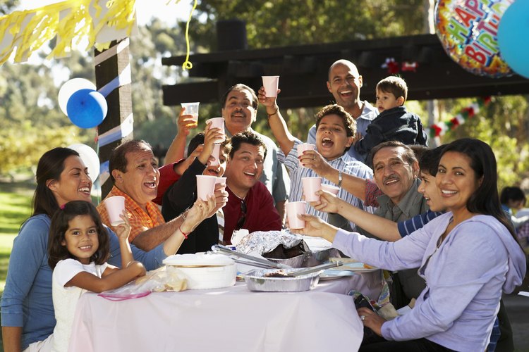 Organiza una fiesta relajada y al aire libre donde los niños tengan espacio para correr y jugar.