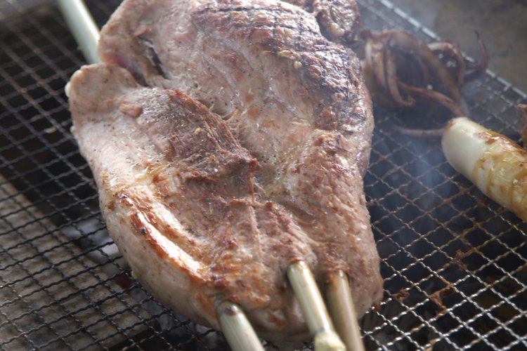 Dale sabores ahumados a tus cortes favoritos de carne con una asadera de ladrillos a leña.