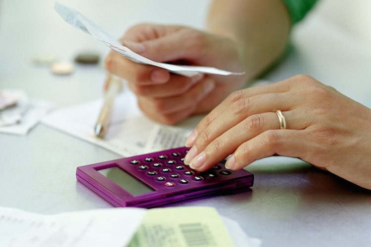Divide el EBIT entre el resultado del Paso 2 para obtener el rendimiento del capital invertido.