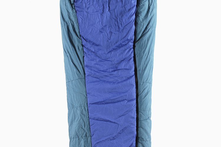 En primer lugar, carga tu saco de dormir en el fondo de tu mochila, ya que no lo necesitarás de inmediato.