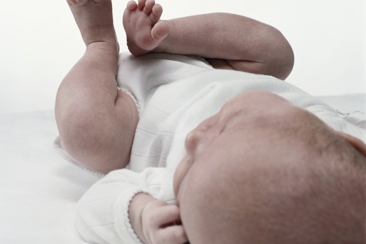 Los bebés deben dormir boca arriba con la manta que cubra sólo hasta el pecho.