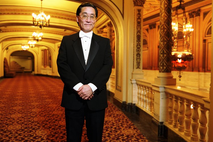 El hombre japonés de corbata negra.