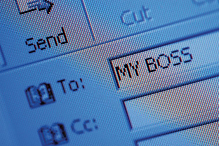 La comunicación electrónica acelera el proceso de intercambio de información.