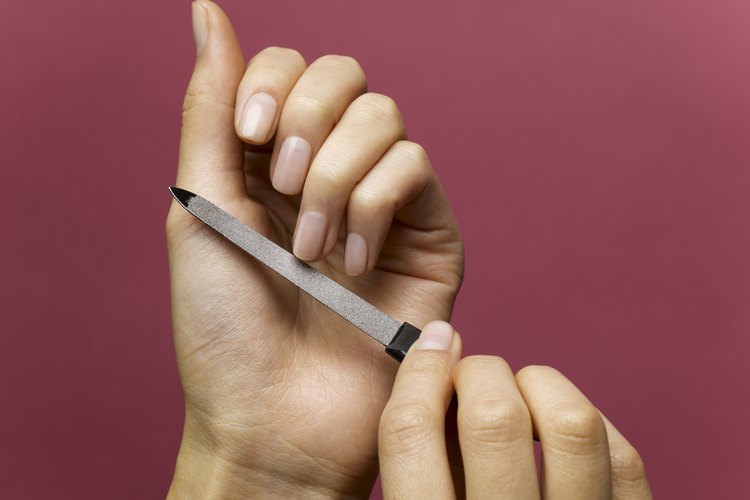 Lima tus uñas regularmente.