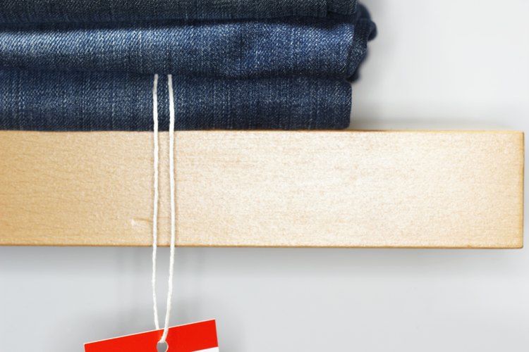 Los pantalones cortos de jean desgastados ofrecen una tendencia de moda de temporada.