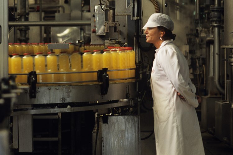 La demanda de cliente o demanda independiente es la demanda del producto terminado, mientras que la demanda dependiente es la necesidad del fabricante de conseguir las partes para construir el producto.