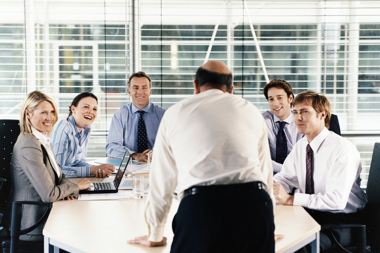 Los CEOs generalmente tienen personal que les ayuda a tomar decisiones.