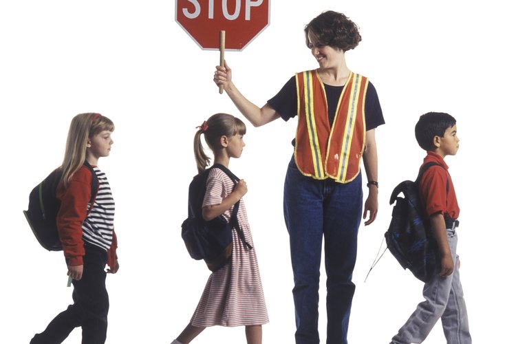 Enseñar seguridad vial es muy importante desde que tus niños son pequeños. Si bien debes ser realista, debes tener cuidado de no infundir miedo en el proceso de aprendizaje.