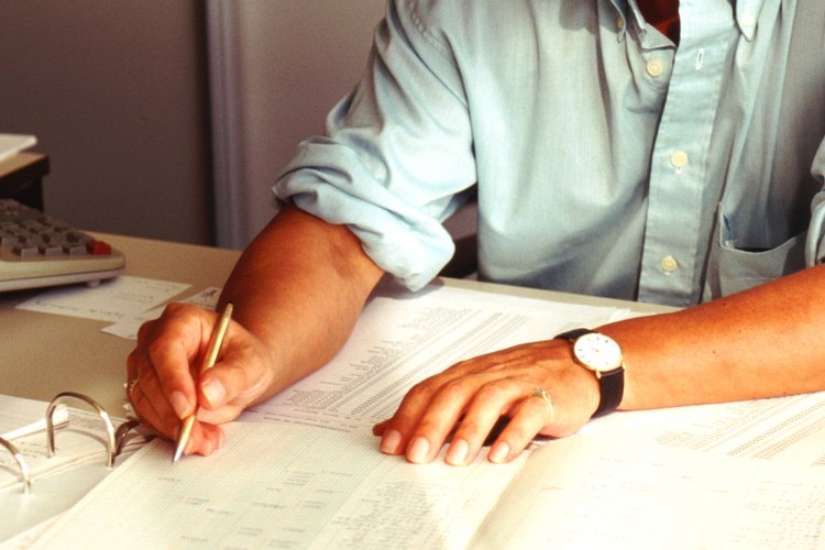 La mayoría de los puestos de contabilidad requiere que las personas tengan un título de licenciatura o una maestría en contabilidad o un campo relacionado.
