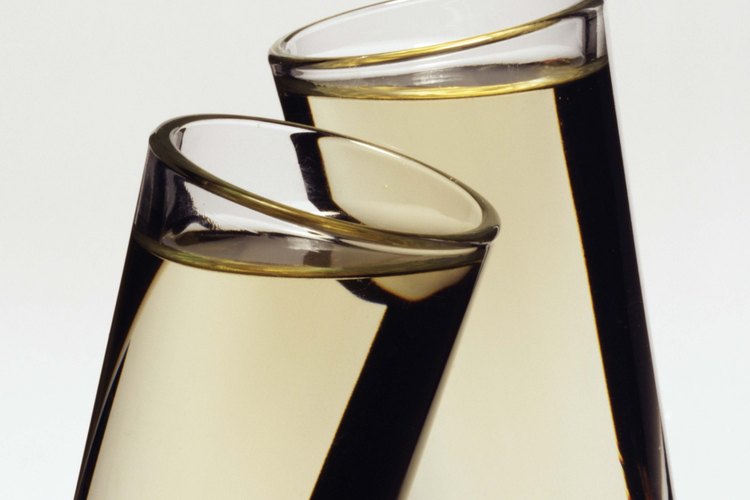 Esto le dio la idea de colocar un gusano en cada botella de su mezcal como una estrategia de mercadeo.