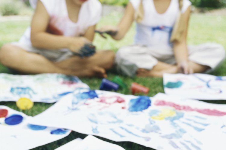 Los niños aman dibujar con crayones.