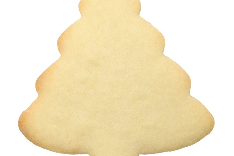 Completa tus galletas de azúcar navideñas con glaseado casero.