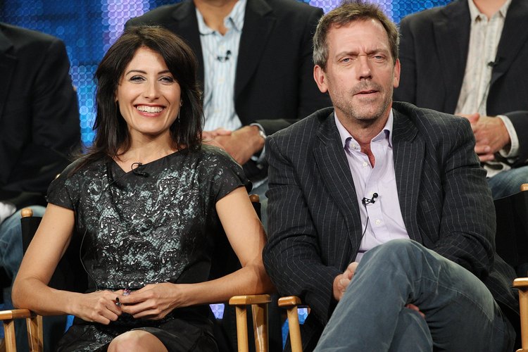 Hugh Laurie muestra su estilo típico junto con su compañera Lisa Edelstein, en una gira de prensa.