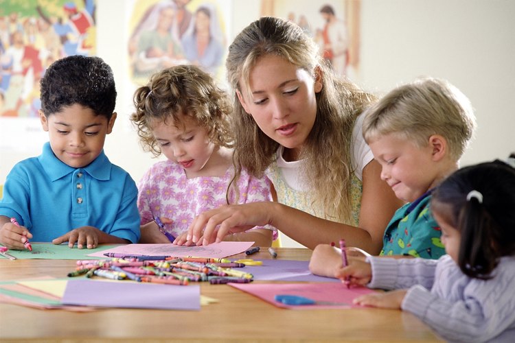 Con práctica, los niños podrán aprender a escribir su nombre por su cuenta.
