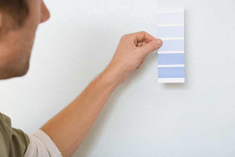 Considera usar un color oscuro en una pared y combinarlo con un tono pálido en las demás paredes.