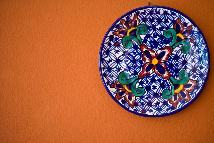 Los platos decorativos otorgan diseño y color instantáneamente a las paredes.