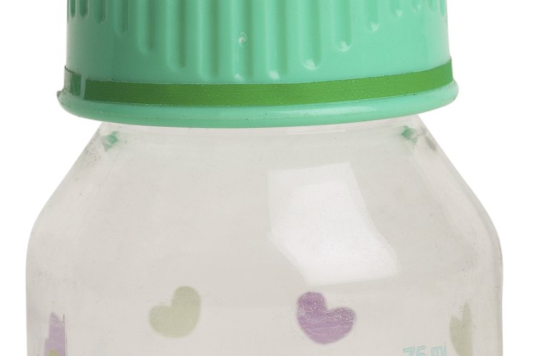 Un biberón puede parecer limpio, pero aún conservar olor a leche o fórmula.