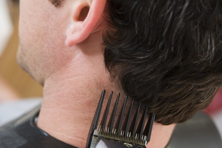 Pídele específicamente al peluquero el corte Pompadour para asegurarte de que los costados no estén demasiado cortos.