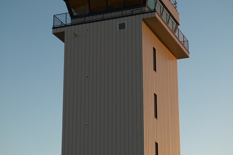 Los operadores de control de tráfico aéreo por lo general trabajan en las altas torres de los aeropuertos.