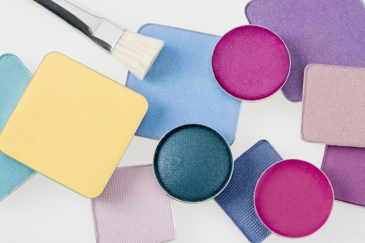 Las sombras para ojos sirven como pintura para labios.
