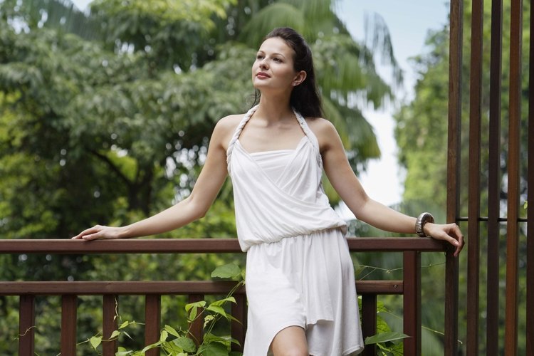 Un vestido blanco requiere una combinación más cuidadosa que tu pequeño vestido negro.
