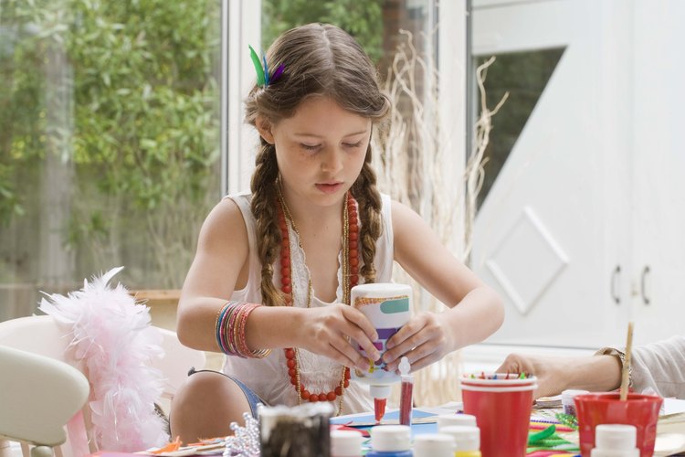 Las fiestas de manualidades mantienen a todas las invitadas ocupadas y no olvides darles algo para llevar a casa.