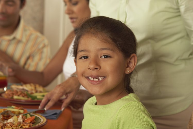 Haz juegos con los niños para reforzar los buenos modales en la mesa.