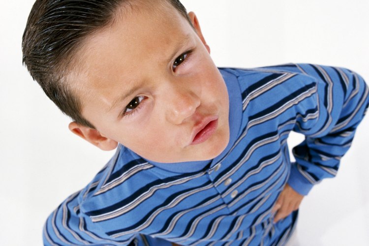 A menudo, un niño que no mantiene sus manos quietas quiere hacer las cosas a su manera.