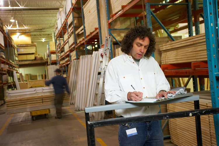 Los asistentes de compra gestionan las ordenes de inventario a medida que avanzan en al empresa.