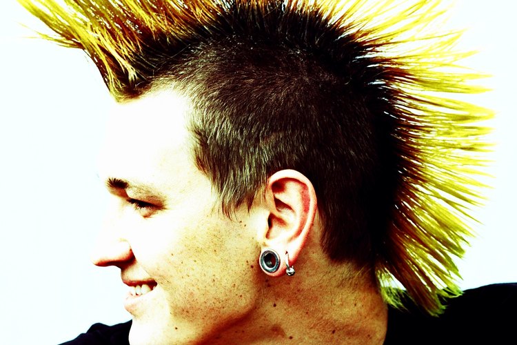 Los que adoran el punk eligen un mohawk largo y extremo como esta versión en la figura.
