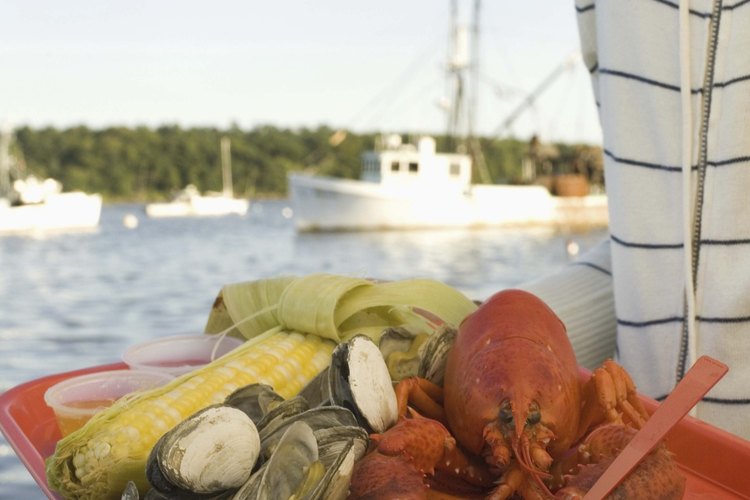 Una selección de guarniciones tales como maíz en la mazorca puede realzar una cena con langosta.