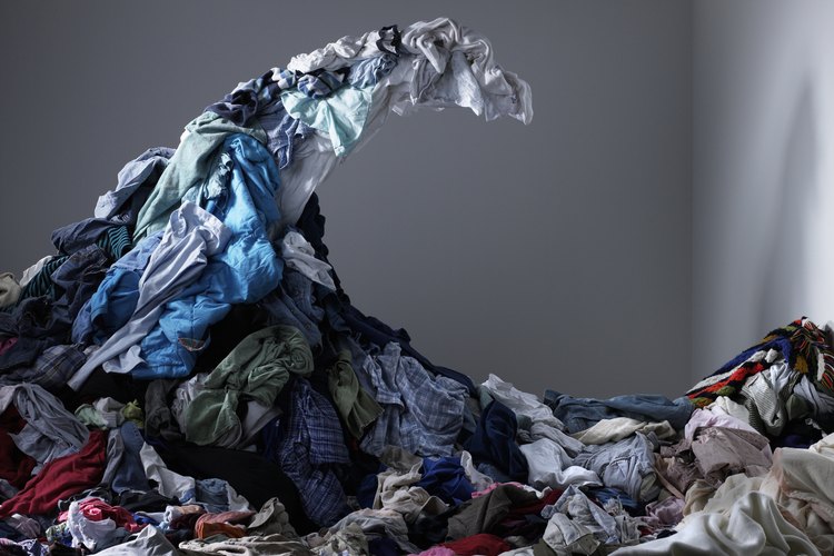 Un buen sistema de guardar la ropa te ayudará a mantener tu habitación ordenada.