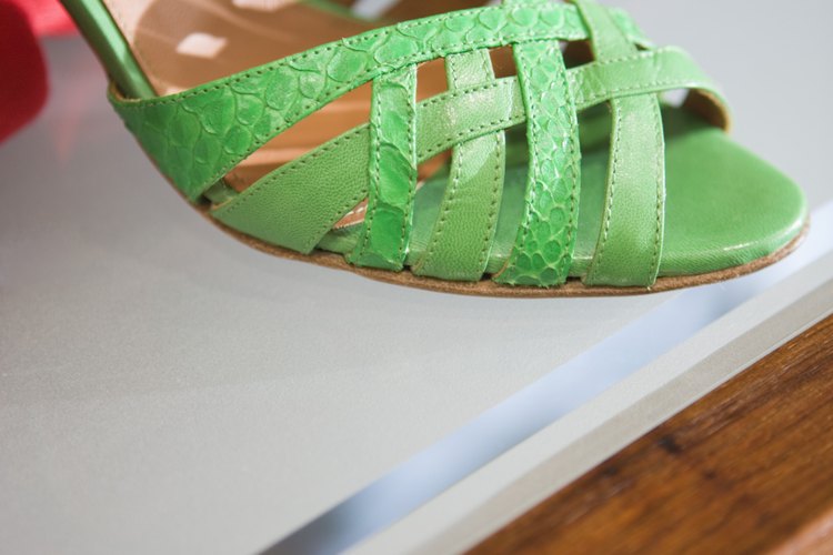 Un zapato atrevido puede hacer destacar a un vestido beige.