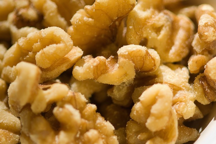 Agrega unas nueces caramelizadas a unos postres como a un maíz dulce para un crujiente extra.