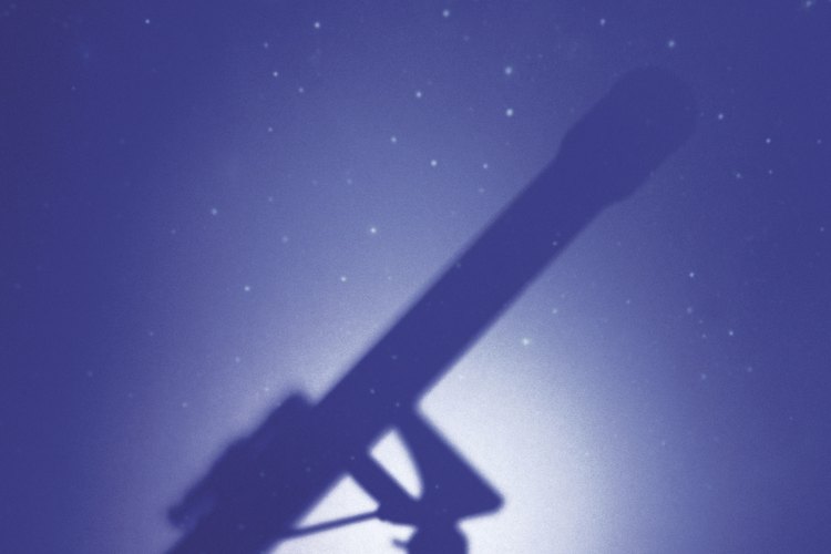 Un astrónomo reúne y analiza datos para crear teorías sobre la naturaleza de los objetos encontrados en el cosmos.