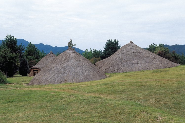 Estas cabañas estan construidas dentro de la tierra con techos de paja.