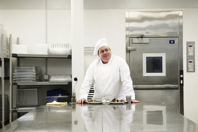 El hacha es un utensilio de cocina muy útil de amplio uso en el mundo culinario.
