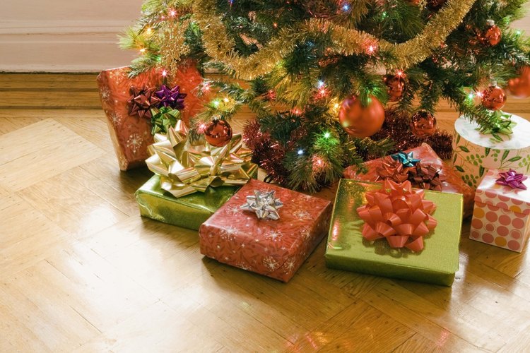 Cintas, presentes y árboles de Navidad elementos gráficos comunes en los boletines de Navidad.