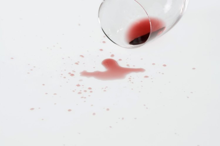 Todo el mundo teme derramar vino tinto en su ropa o manteles de algodón, mayormente porque las manchas oscuras son difíciles de quitar.